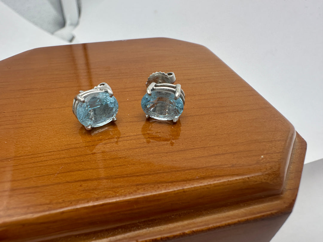 14 Karat white gold, 2.50 Carat Oval Shaped Aquamarine Stud Earrings