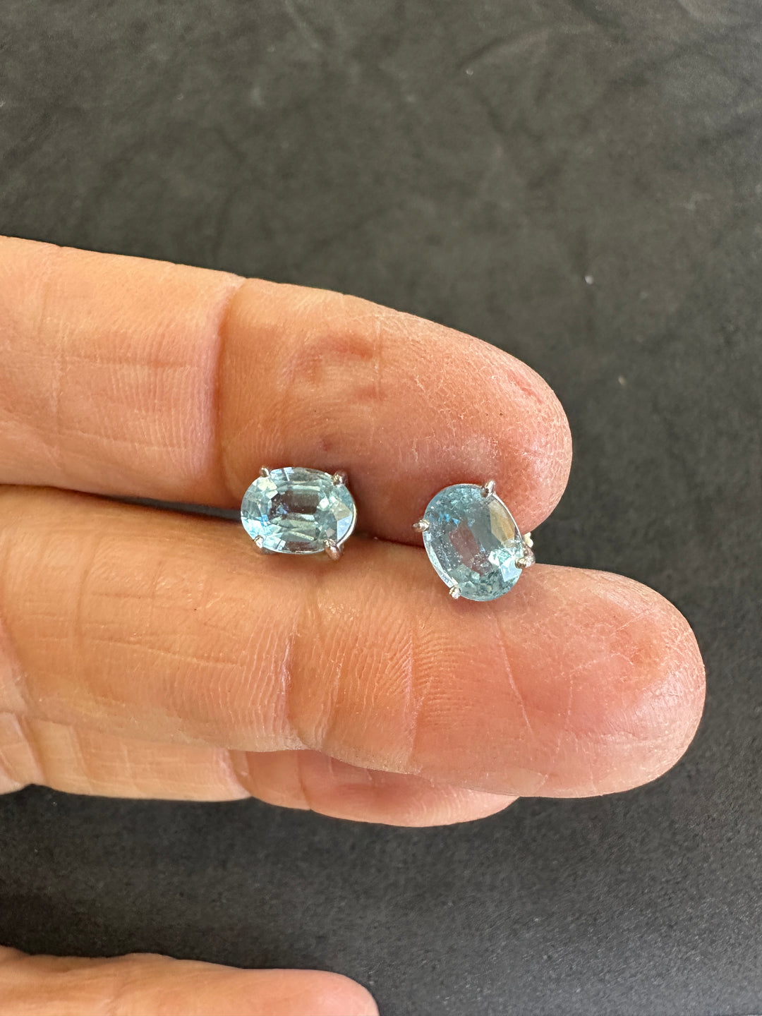 14 Karat white gold, 2.50 Carat Oval Shaped Aquamarine Stud Earrings