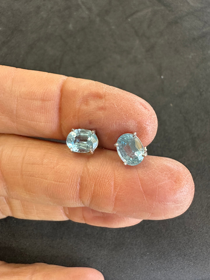 14 Karat white gold, 2.50 Carat Oval Shaped Aquamarine Stud Earrings