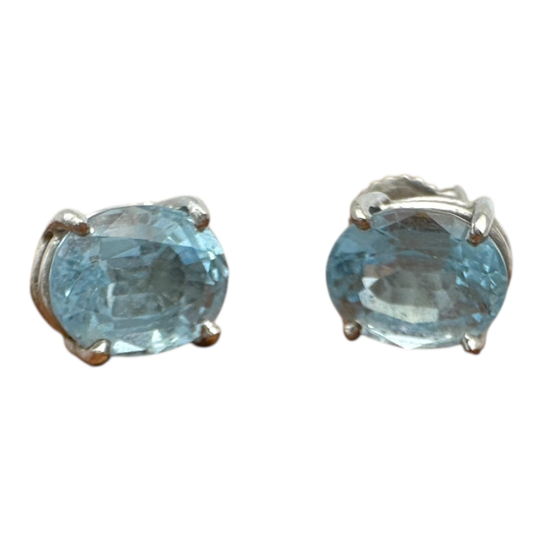 14 Karat white gold, 2.50 Carat Oval Shaped Aquamarine Stud Earrings