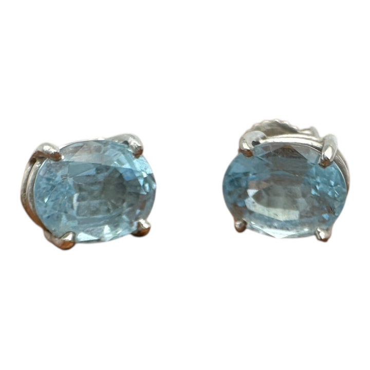 14 Karat white gold, 2.50 Carat Oval Shaped Aquamarine Stud Earrings