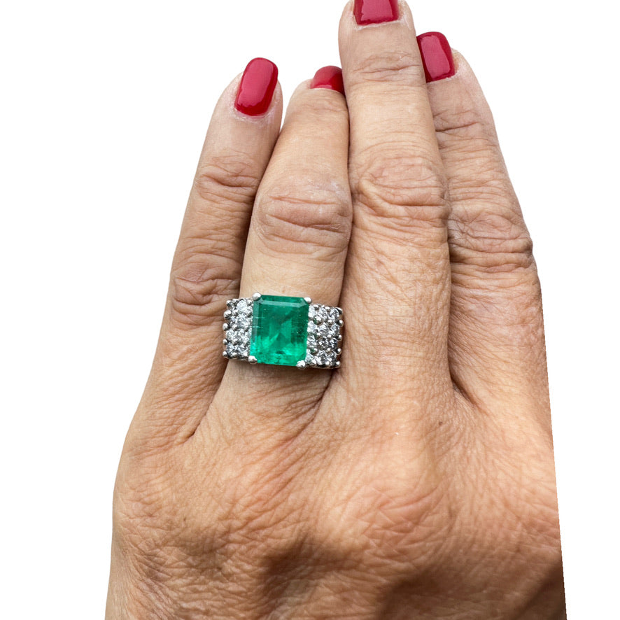 18Kt White Gold 4.00 Ct Emerald and Diamond Solitaire Ring
