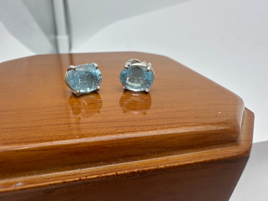 14 Karat white gold, 2.50 Carat Oval Shaped Aquamarine Stud Earrings