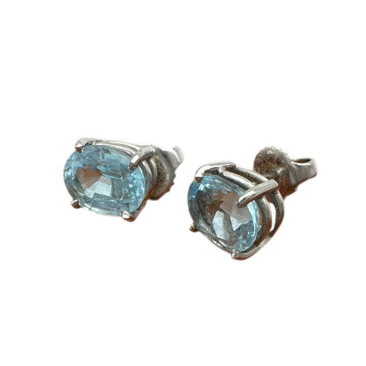 14 Karat white gold, 2.50 Carat Oval Shaped Aquamarine Stud Earrings