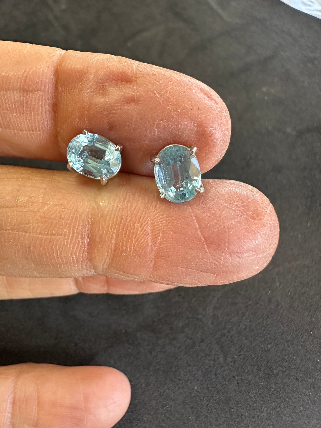 14 Karat white gold, 2.50 Carat Oval Shaped Aquamarine Stud Earrings