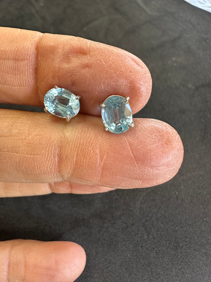 14 Karat white gold, 2.50 Carat Oval Shaped Aquamarine Stud Earrings