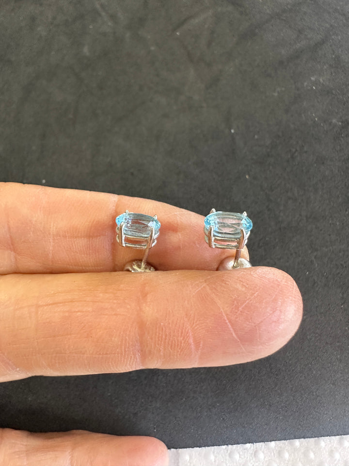 14 Karat white gold, 2.50 Carat Oval Shaped Aquamarine Stud Earrings