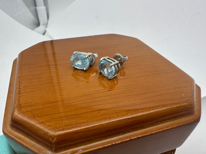 14 Karat white gold, 2.50 Carat Oval Shaped Aquamarine Stud Earrings