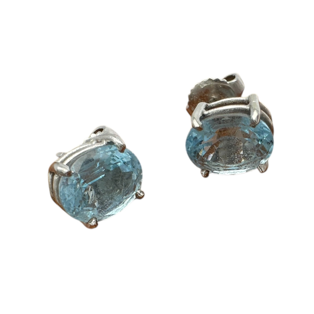 14 Karat white gold, 2.50 Carat Oval Shaped Aquamarine Stud Earrings