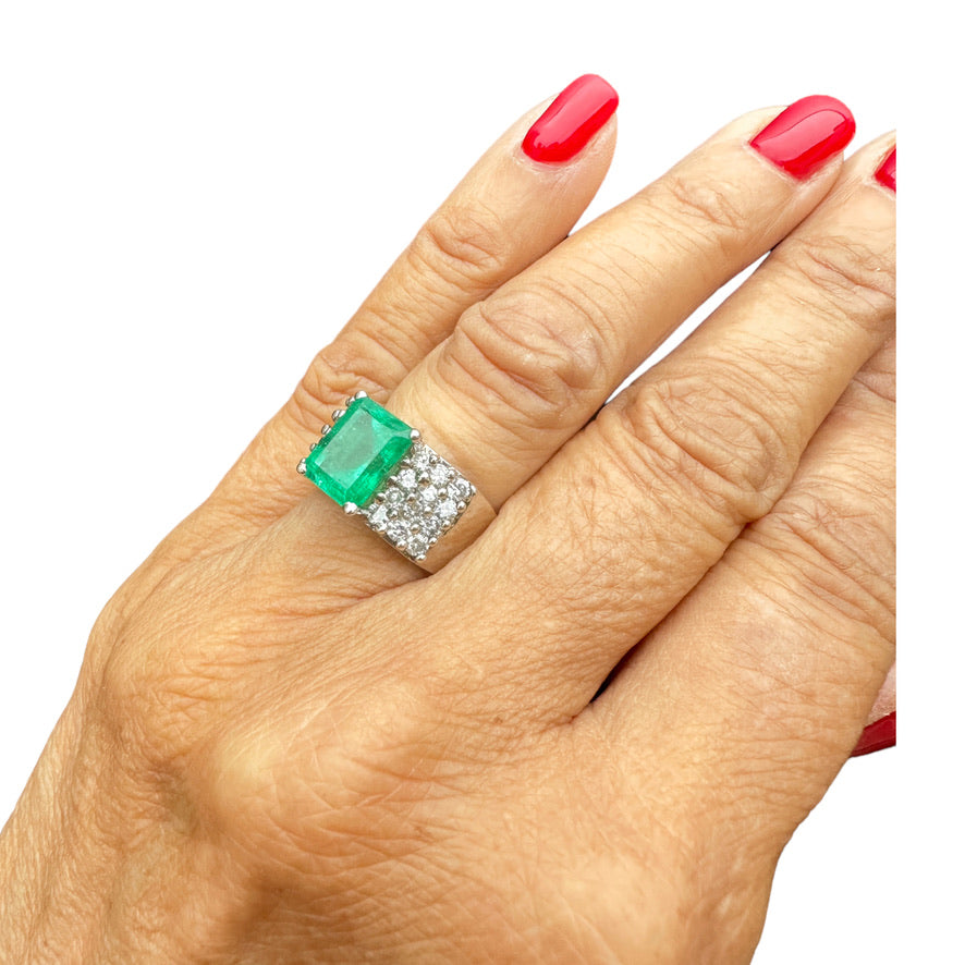 18Kt White Gold 4.00 Ct Emerald and Diamond Solitaire Ring