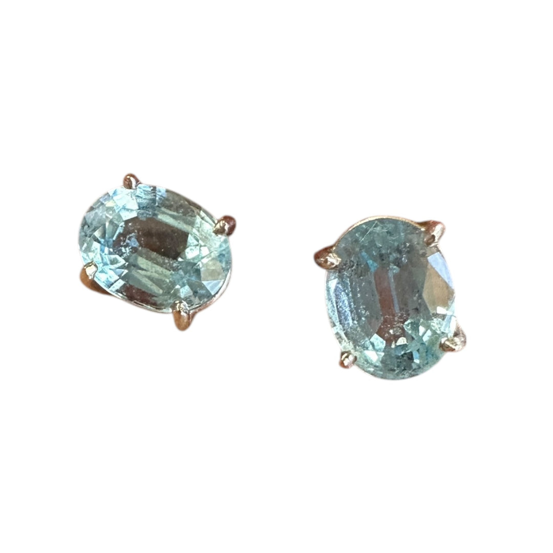 14 Karat white gold, 2.50 Carat Oval Shaped Aquamarine Stud Earrings