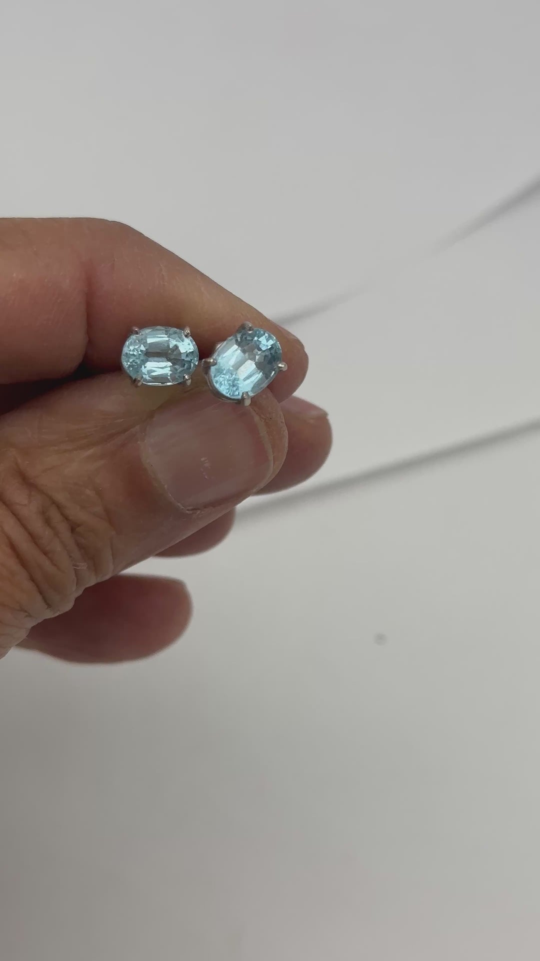 14 Karat white gold, 2.50 Carat Oval Shaped Aquamarine Stud Earrings
