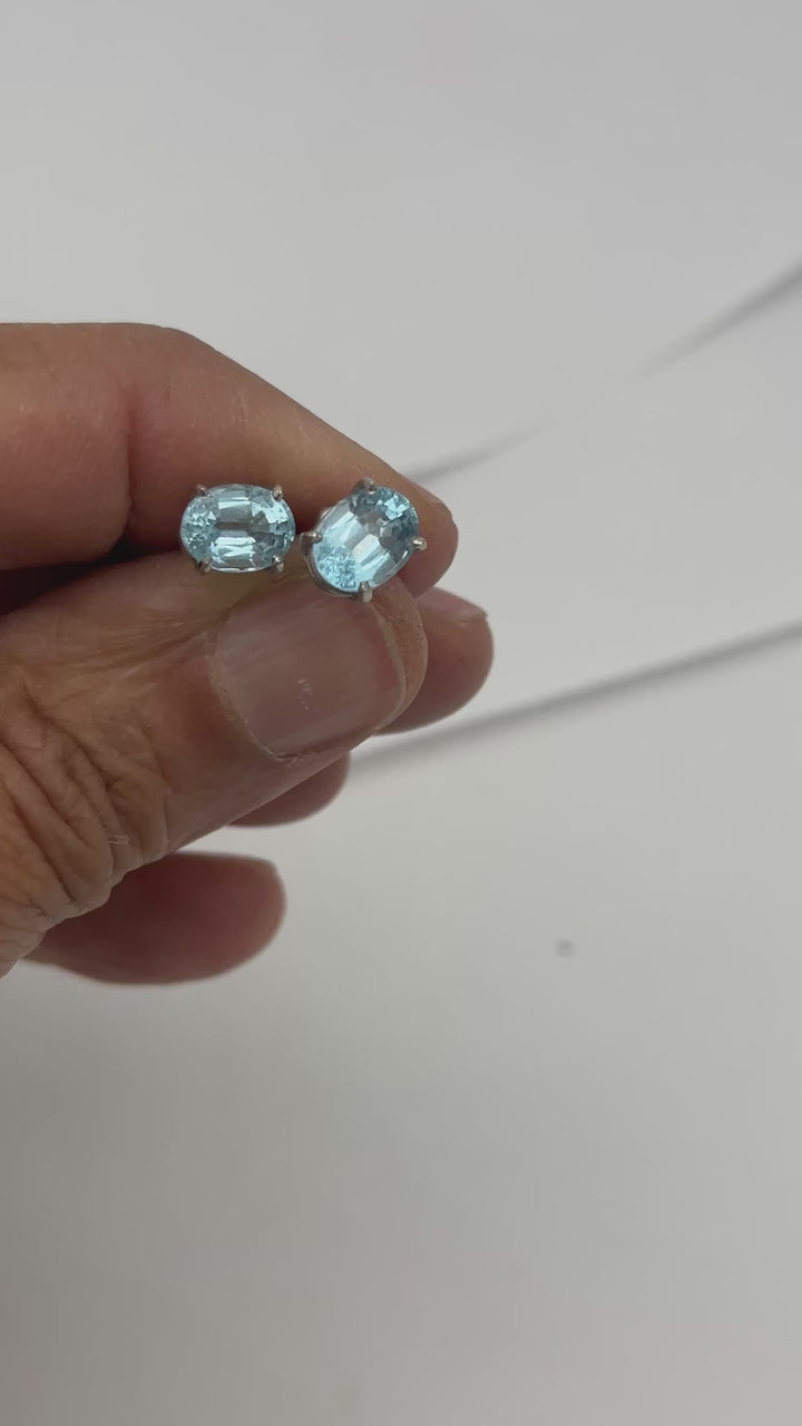 14 Karat white gold, 2.50 Carat Oval Shaped Aquamarine Stud Earrings