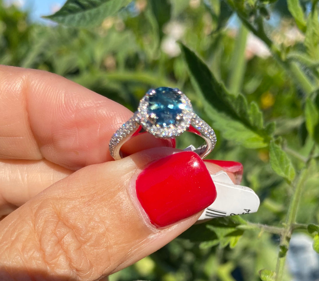 18Kt Halo Sapphire and Diamond Engagement Ring 2.88 TCW,  White gold