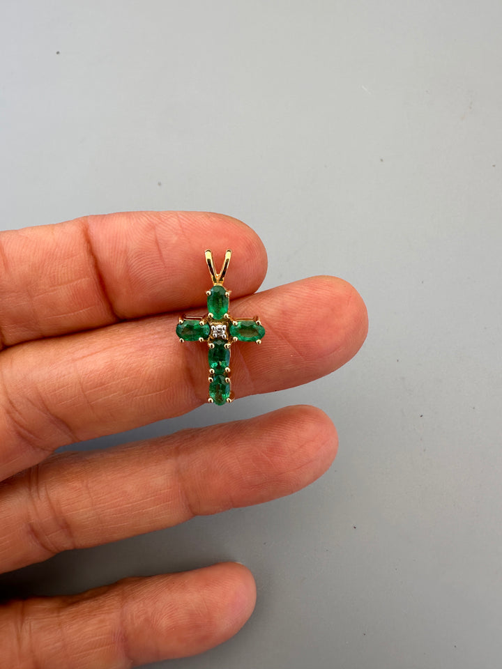 Modern 14K Gold 0.75 CT Emerald Cross Pendant with Diamond Accents (22 x 12 mm)