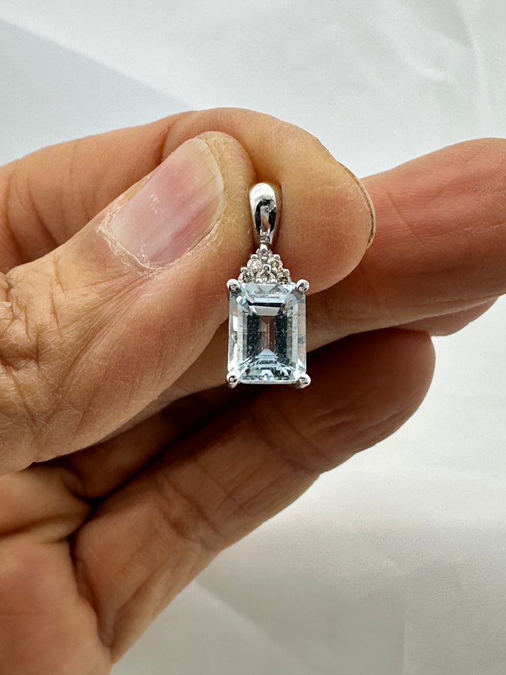14 karat white gold, aquamarine, diamond pendant