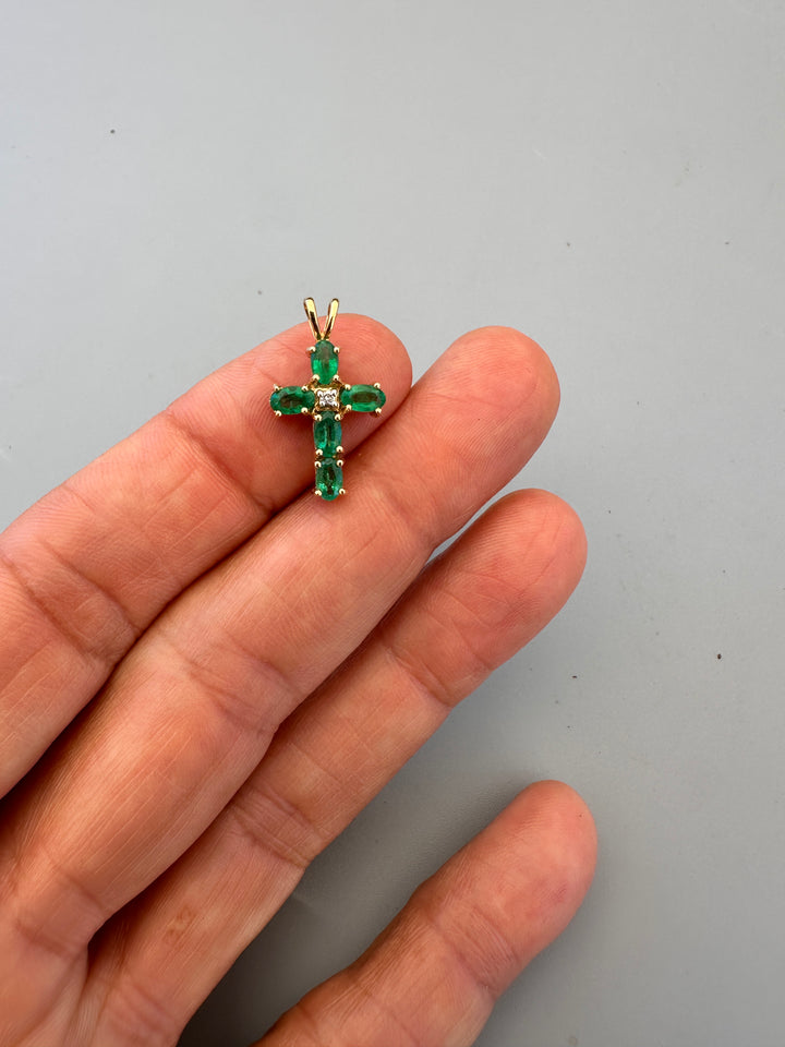 Modern 14K Gold 0.75 CT Emerald Cross Pendant with Diamond Accents (22 x 12 mm)