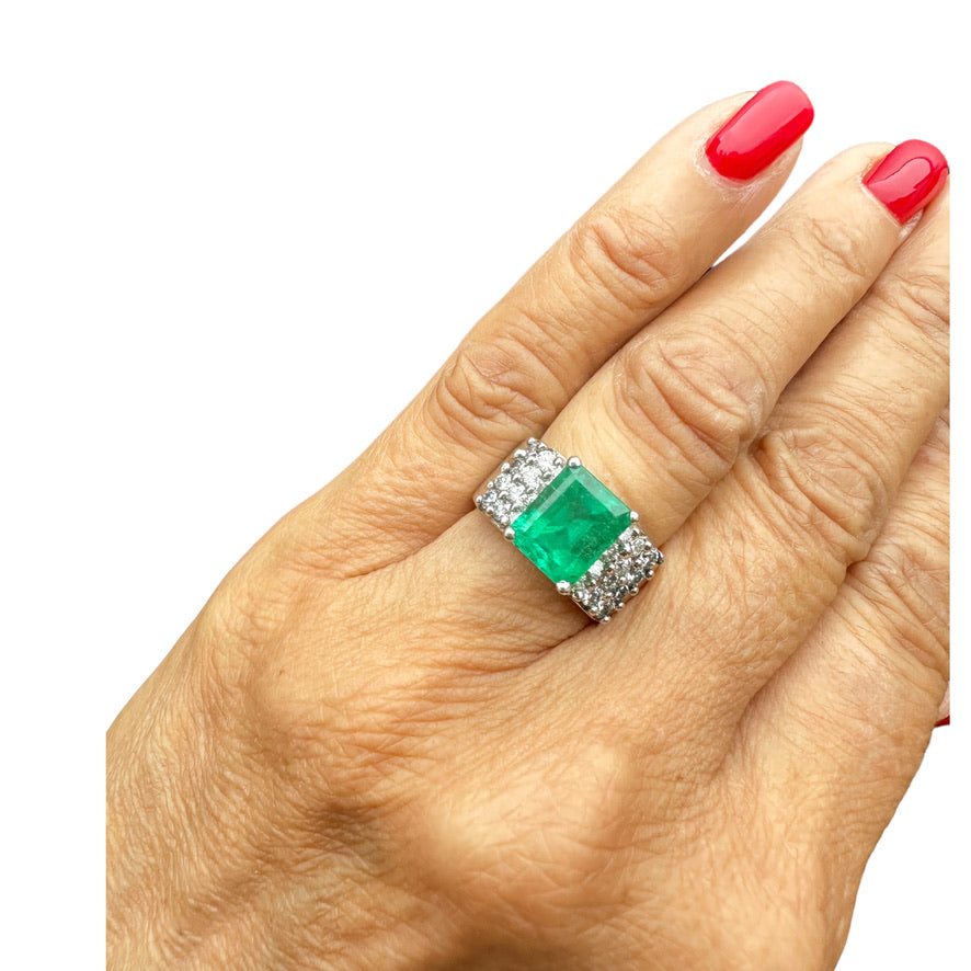 18Kt White Gold 4.00 Ct Emerald and Diamond Solitaire Ring