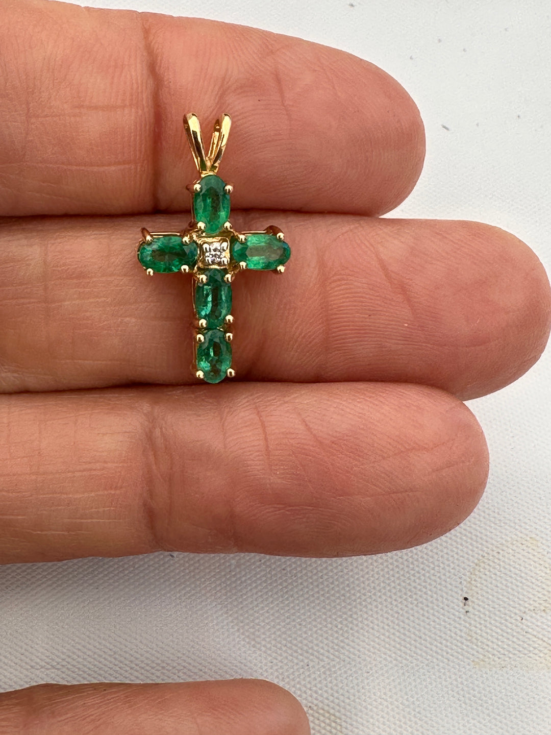 Modern 14K Gold 0.75 CT Emerald Cross Pendant with Diamond Accents (22 x 12 mm)
