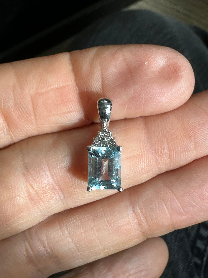 14 karat white gold, aquamarine, diamond pendant