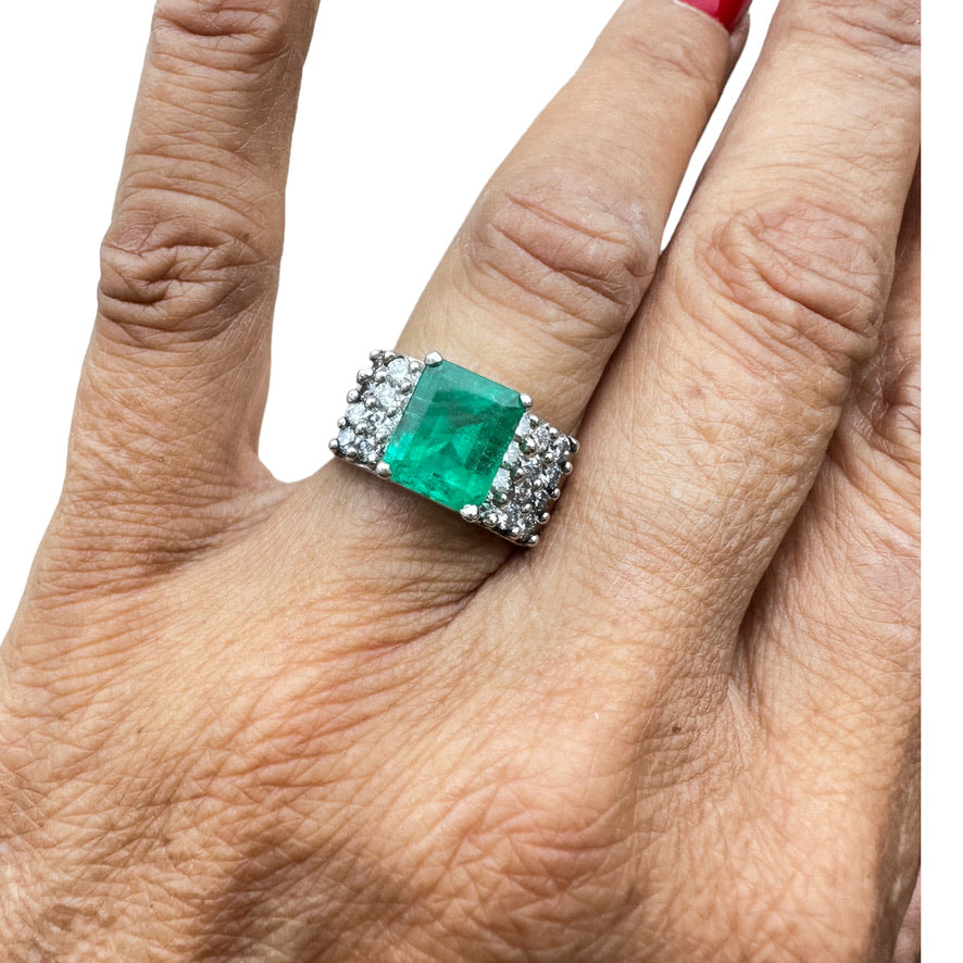 18Kt White Gold 4.00 Ct Emerald and Diamond Solitaire Ring
