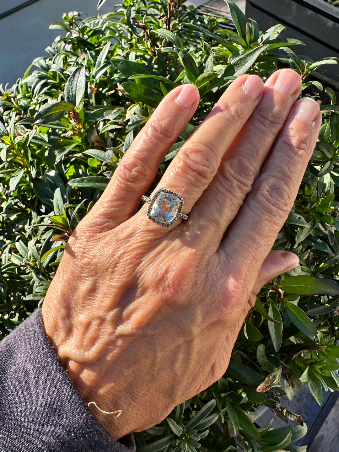 10kt yellow, gold color change, blue-green halo, chocolate-diamond ring