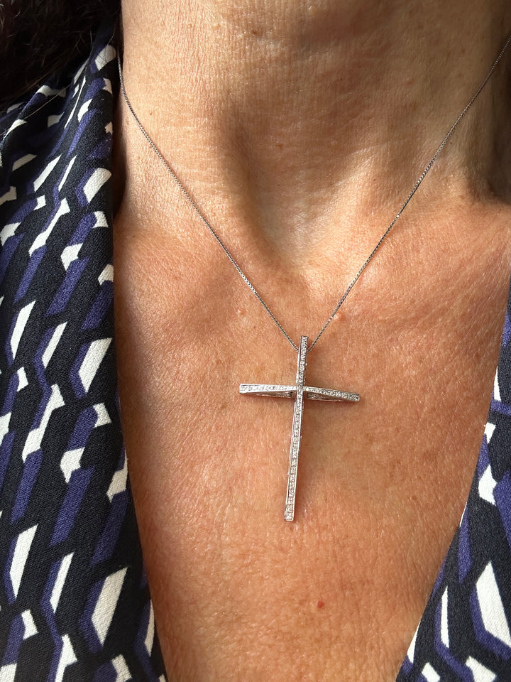 18kt 3-dimensional .50ct Diamond Cross and chain 1-3/4” VS