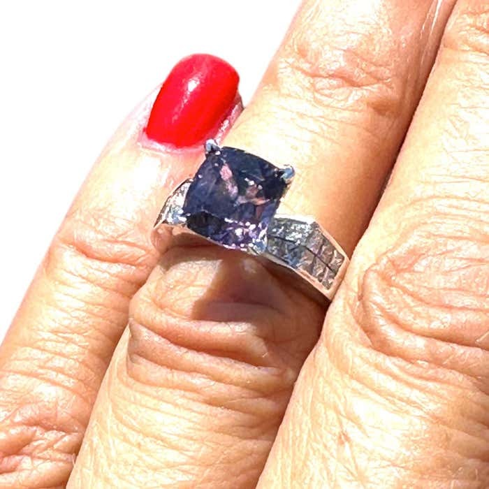 18Kt 3.95 ct Sri-Lanka Purple Sapphire Invisible Diamond Ring