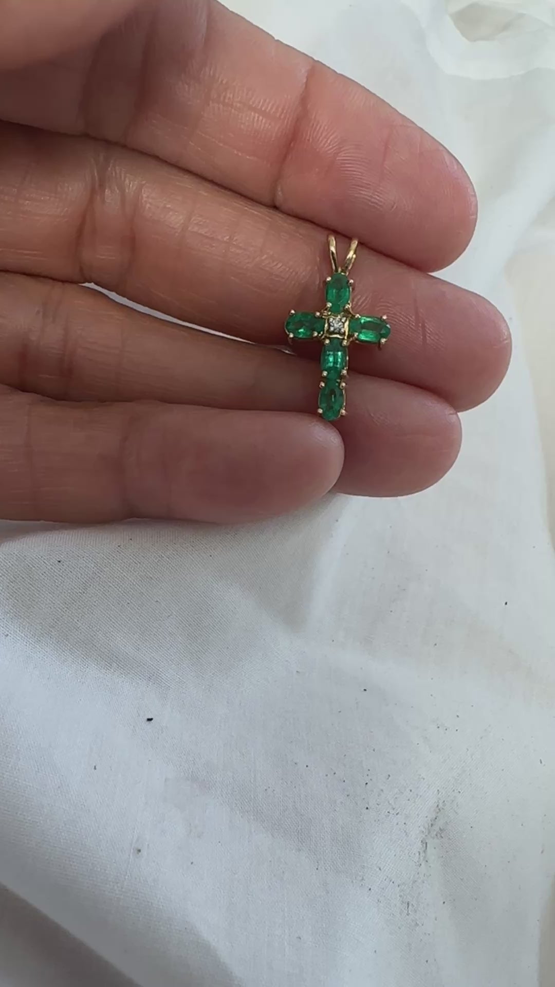 Modern 14K Gold 0.75 CT Emerald Cross Pendant with Diamond Accents (22 x 12 mm)