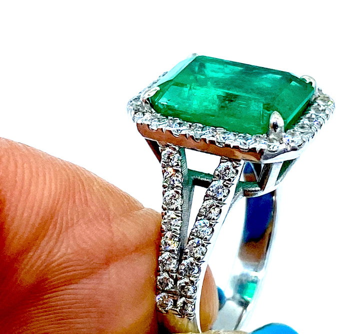 18K Colombian Emerald and Diamond Halo Ring 7 Carat
